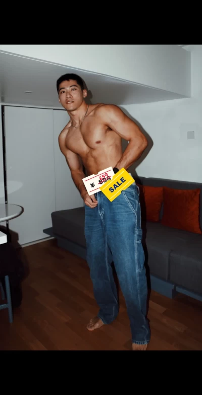一名水管工人在试图拉上牛仔裤 1996年 一名水......草机 #185 #男友风 #美式穿搭 #感觉至上 臭大力力 image 3