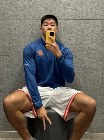 运动风还是老爹风穿搭 回村过年运动服搭老爹味外套...... #过年穿什么 #体育生 #男大学生 #开春搭配 臭大力力 image 1