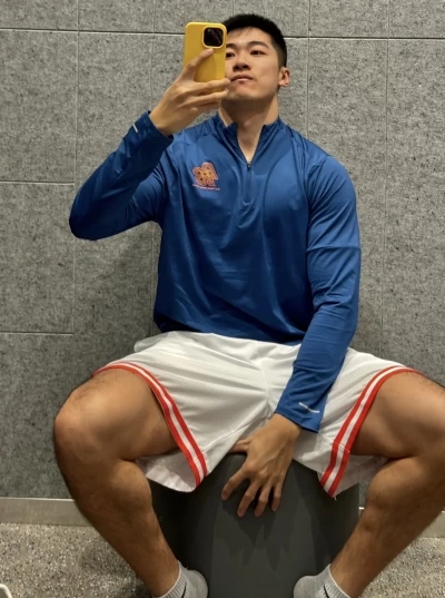 运动风还是老爹风穿搭 回村过年运动服搭老爹味外套...... #过年穿什么 #体育生 #男大学生 #开春搭配 臭大力力 image 2