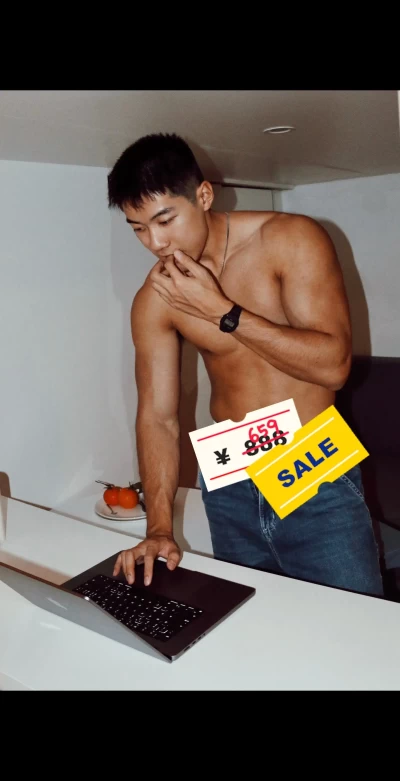 一名水管工人在试图拉上牛仔裤 1996年 一名水......草机 #185 #男友风 #美式穿搭 #感觉至上 臭大力力 image 1