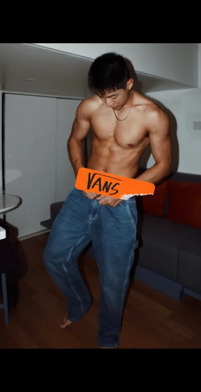 一名水管工人在试图拉上牛仔裤 1996年 一名水......草机 #185 #男友风 #美式穿搭 #感觉至上 臭大力力 image 2