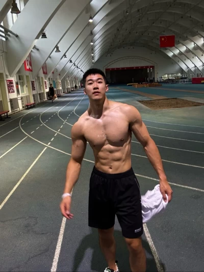 摄影师说这在北体叫小学生身材 #田径训练 #体育......学生身材 #田径训练 #体育生 #185 #北体 臭大力力 image 1